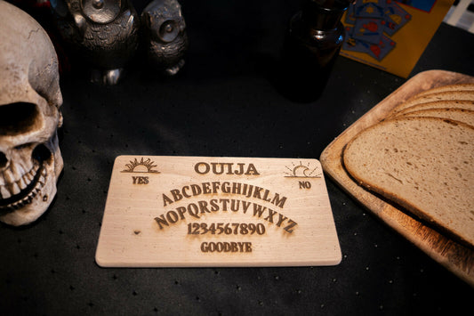 Ouija Hexenbrett als Frühstücksbrettchen Lustig